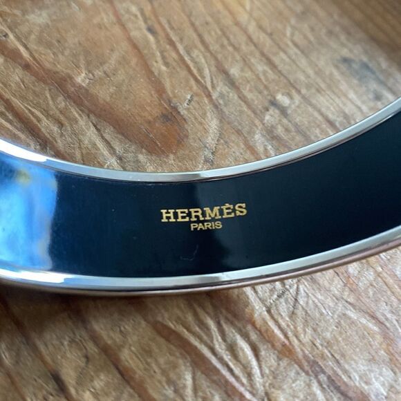 💛 Hermes Pour Sortir Printed Wide Enamel Bangle - Picture 4 of 5